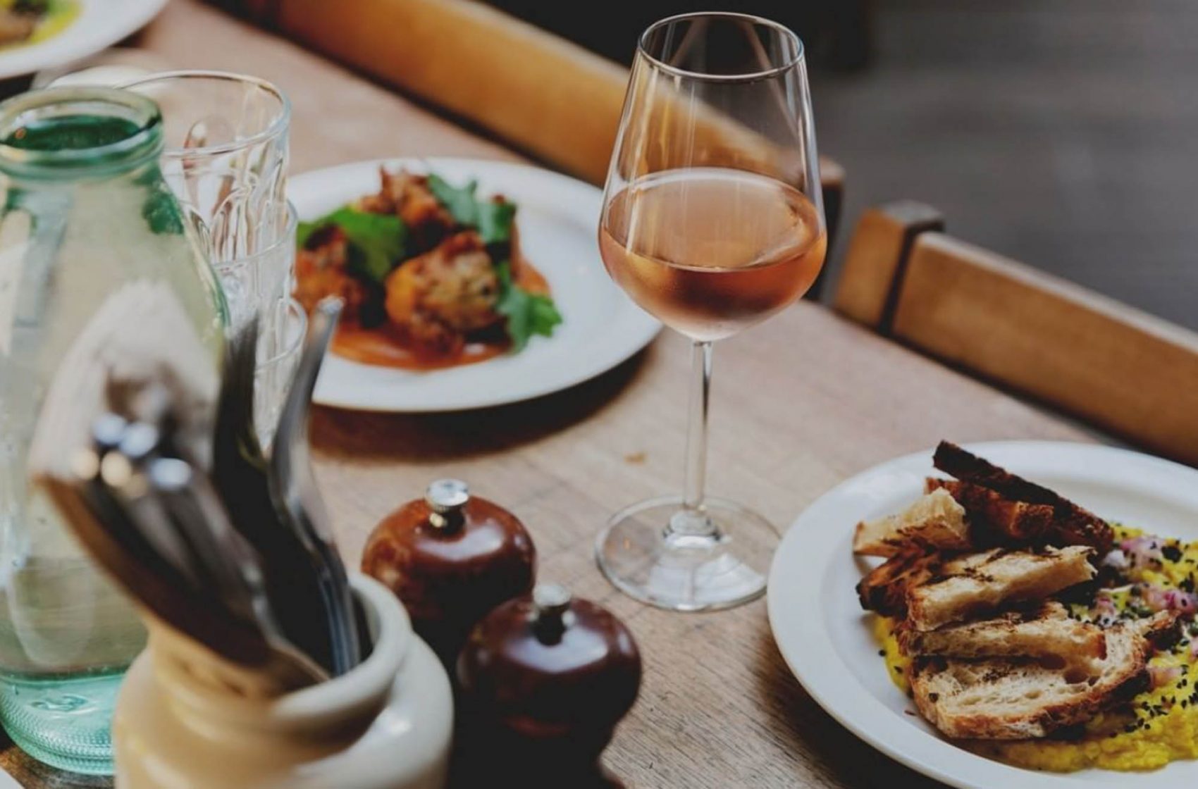 drinks and food at alice house in queen's park